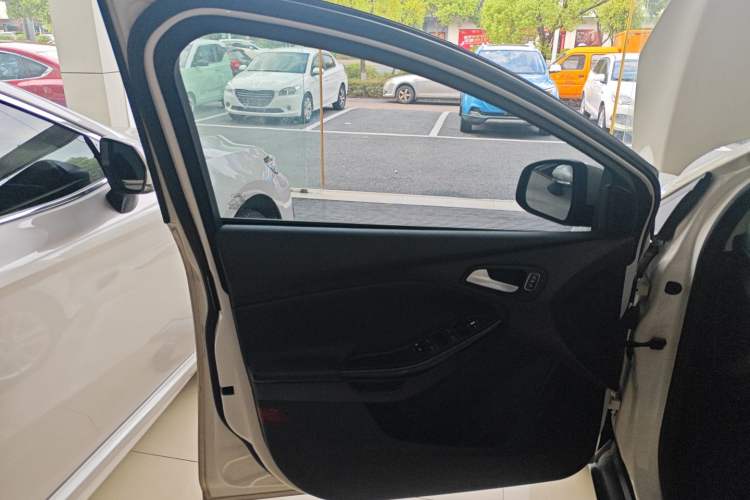 Used Ford Focus 2017 Hatchback 1.6L Automatic Fashion Edition Smart Drive Version
