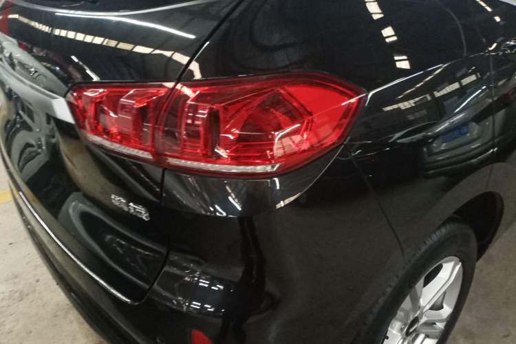 Used Wey VV5 2019 1.5T Two-Wheel Drive Color Pioneer
