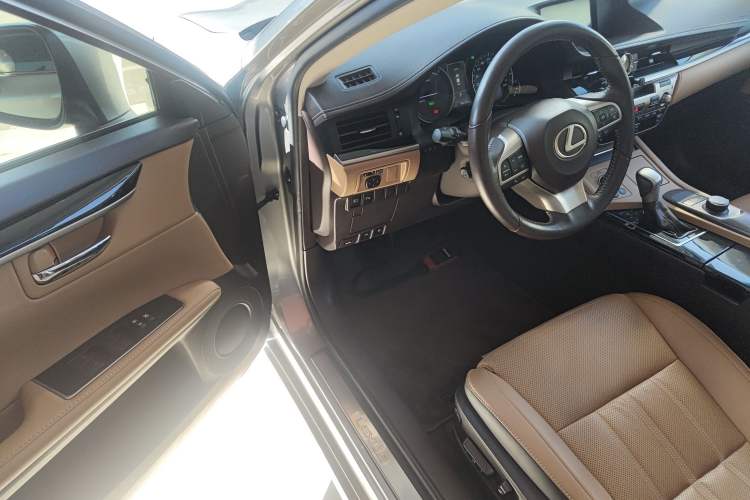 Used Lexus ES 2015 300h Comfort Edition
