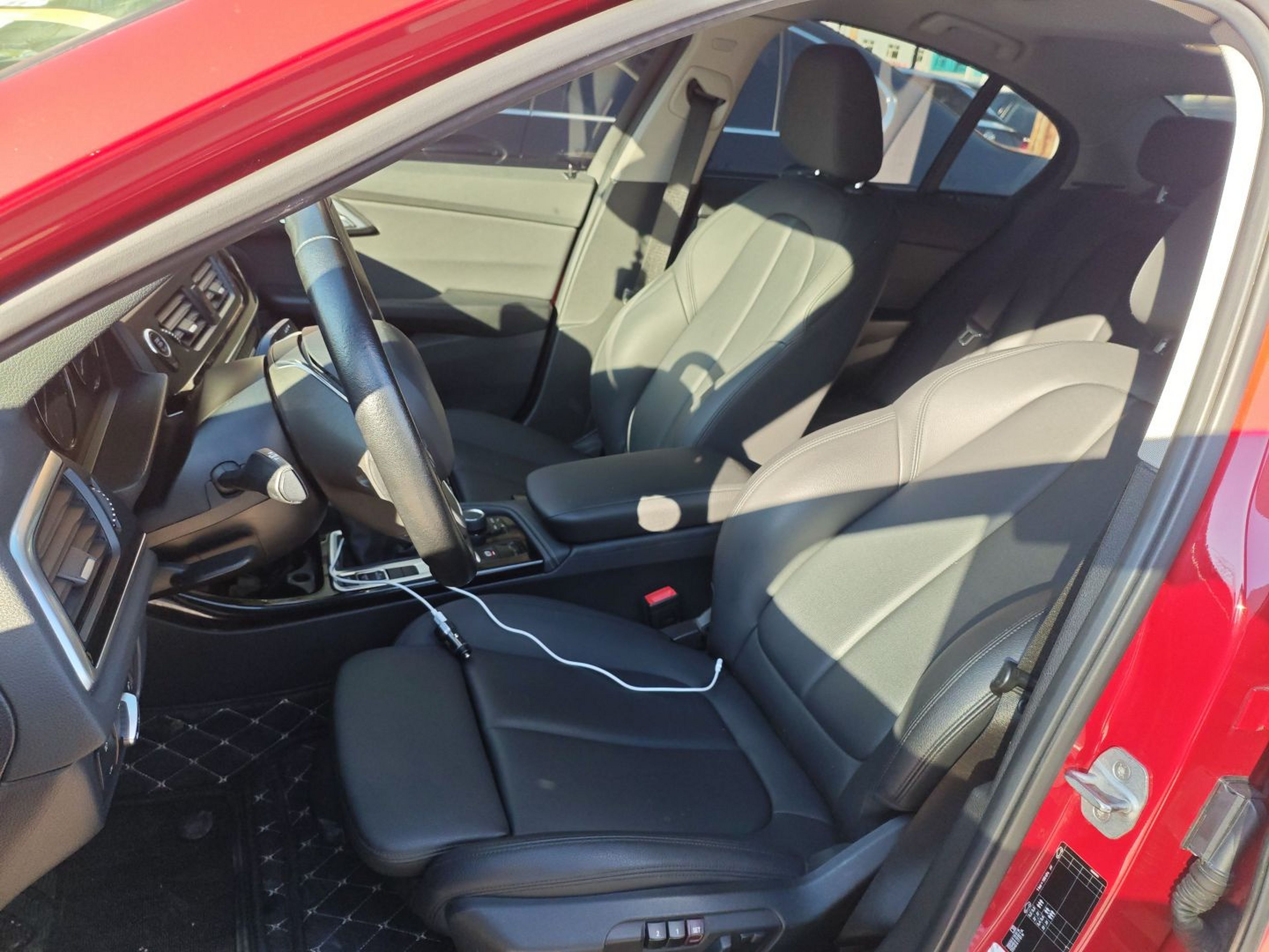 Переднее сиденье в автомобиле