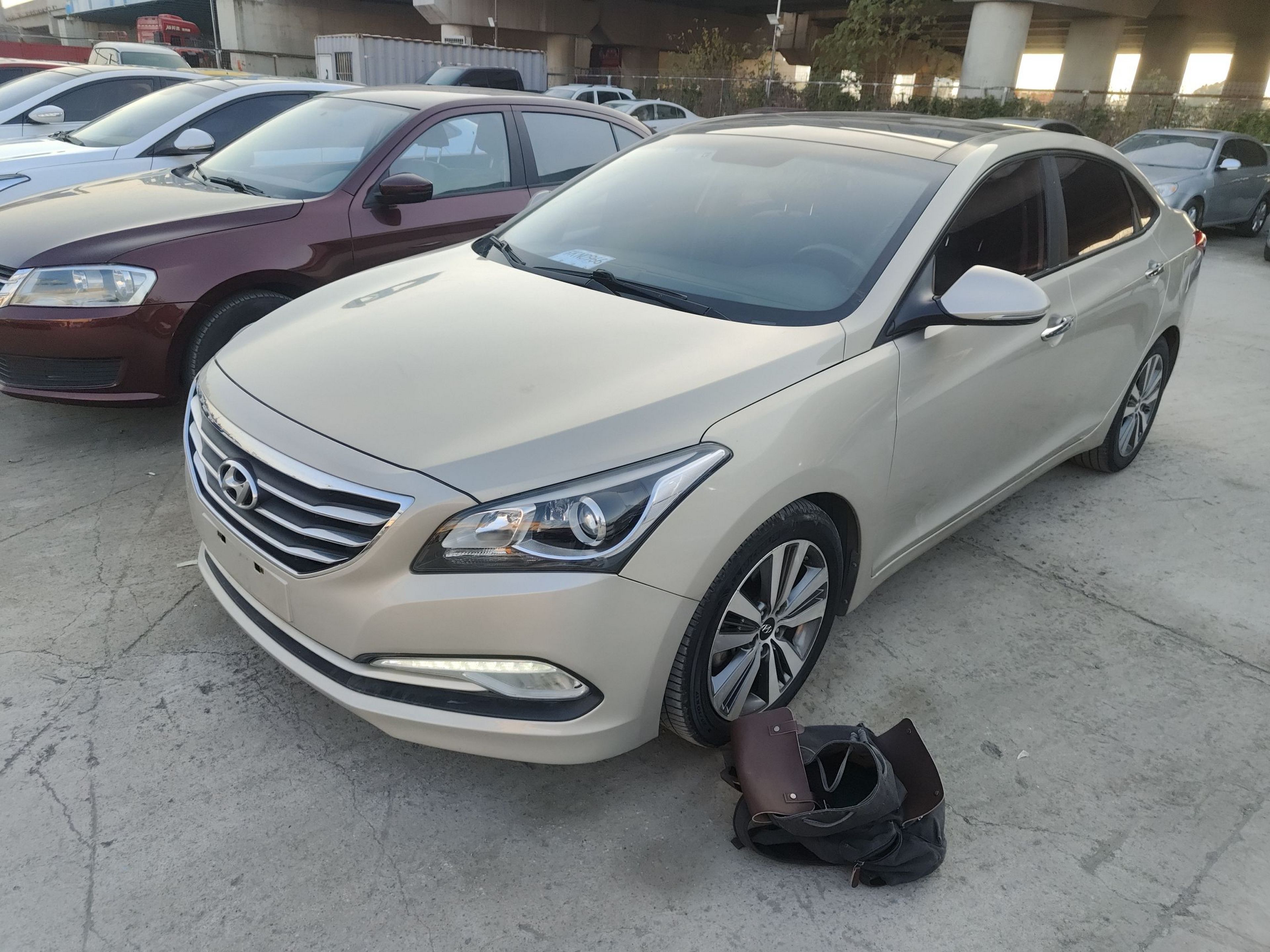 Под передней частью автомобиля