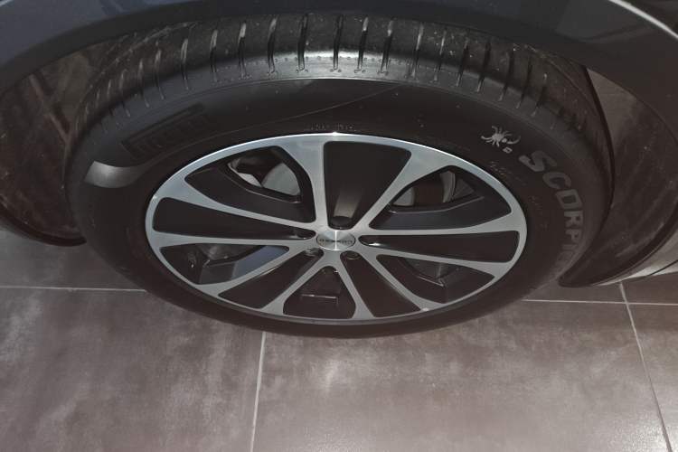 Used Hima Luxeed R7 2024 All-Electric 802 km Max
