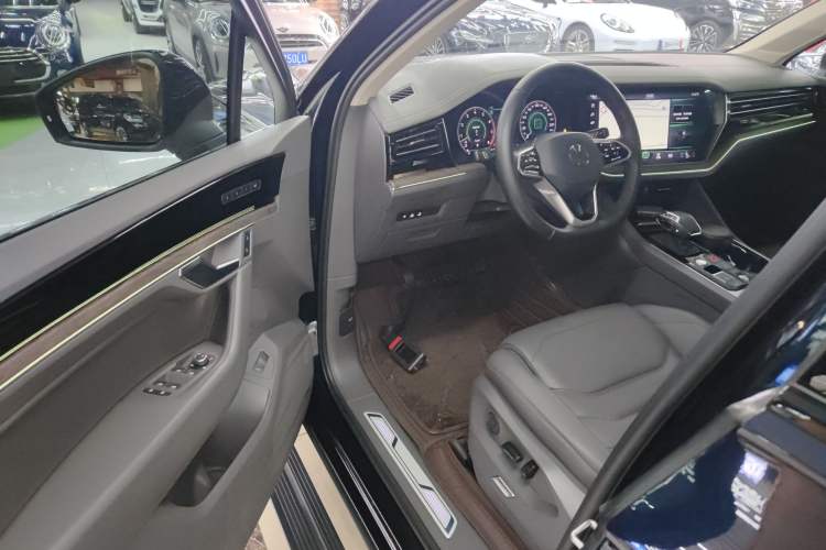 Used Volkswagen Touareg 2021 3.0 TSI Luxury Edition Black Diamond Sport Package
