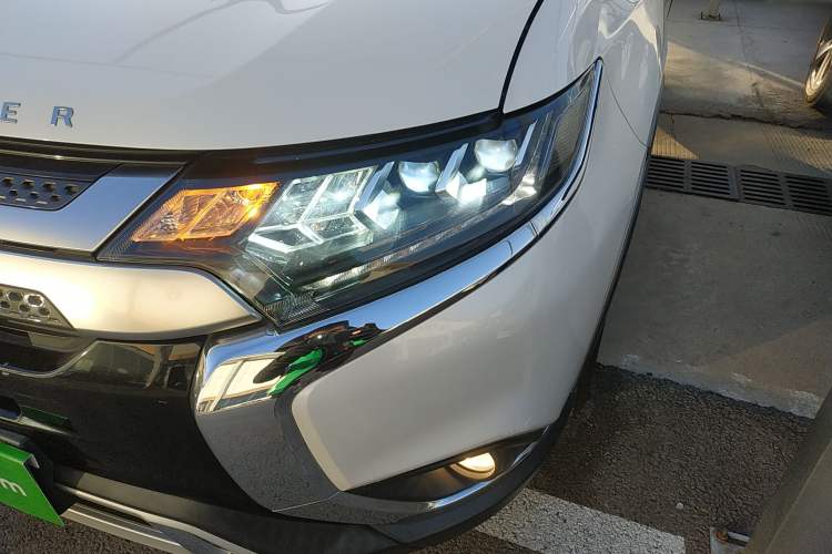 Used Mitsubishi Outlander 2019 2.4L 4x4 Zhi Xiang Edition 5 Seats China VI Standard
