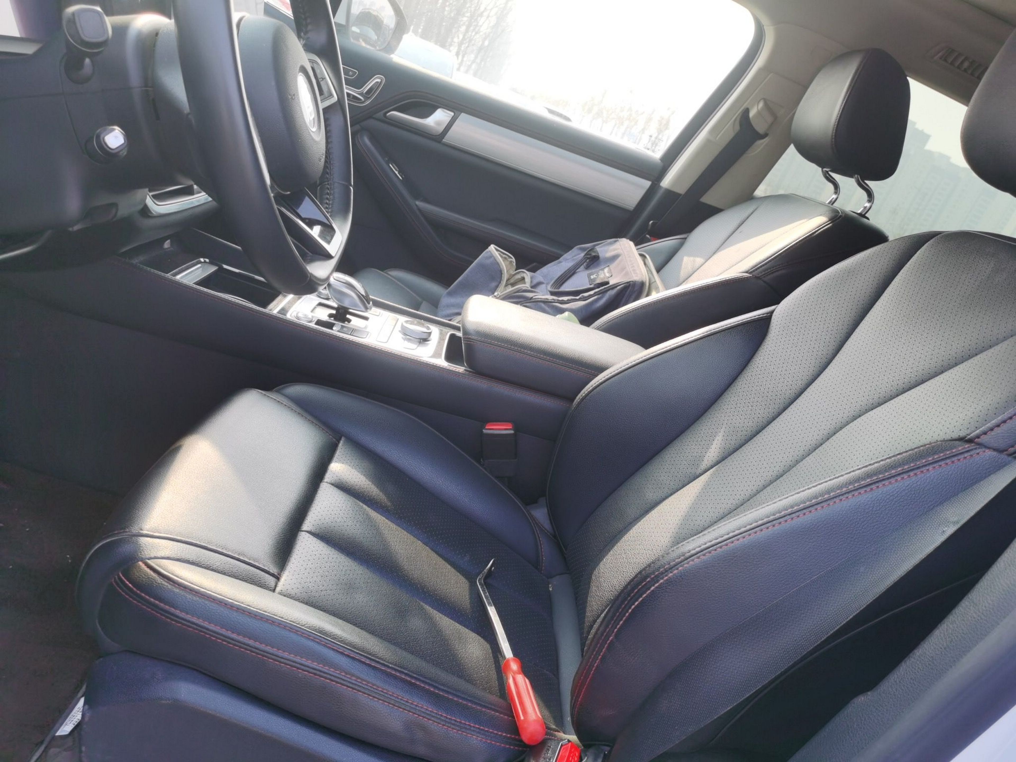 Переднее сиденье в автомобиле