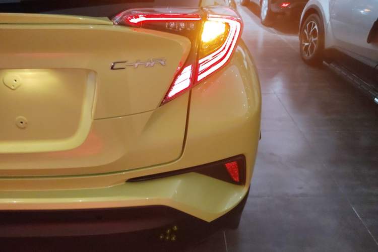 Used Toyota C-HR 2018 2.0L Luxury Sunroof Version China VI Standard
