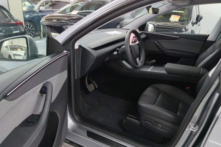 Used Tesla Model Y 2025 Rear-Wheel-Drive Version
