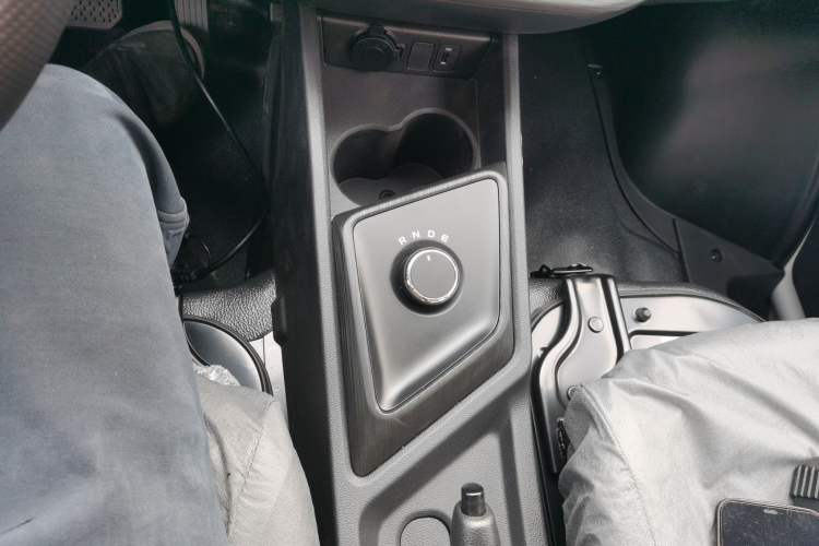 Used Chana Ruixing EM80 2025 Passenger Version Comfort Model 6 Seats 260 km Range Liftback Door 60 kW
