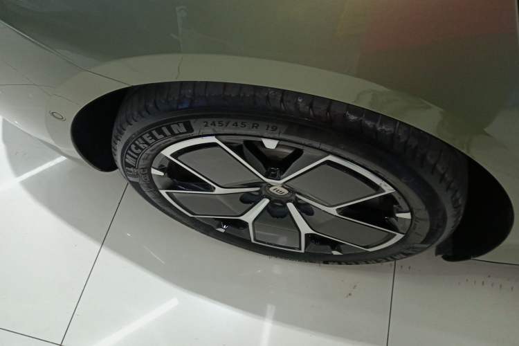 Used  SU7 2024 Rear-Drive Ultra-Long Range Advanced Pro-Level Intelligent Driving Version