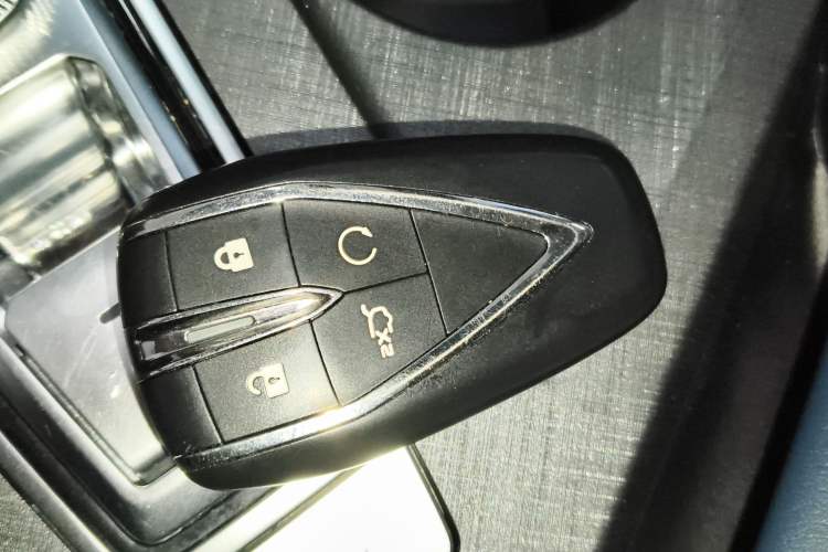 Used Changan UNI-V iDD 2023 ZhiDian iDD 1.5T 113km Smart & Fun Version
