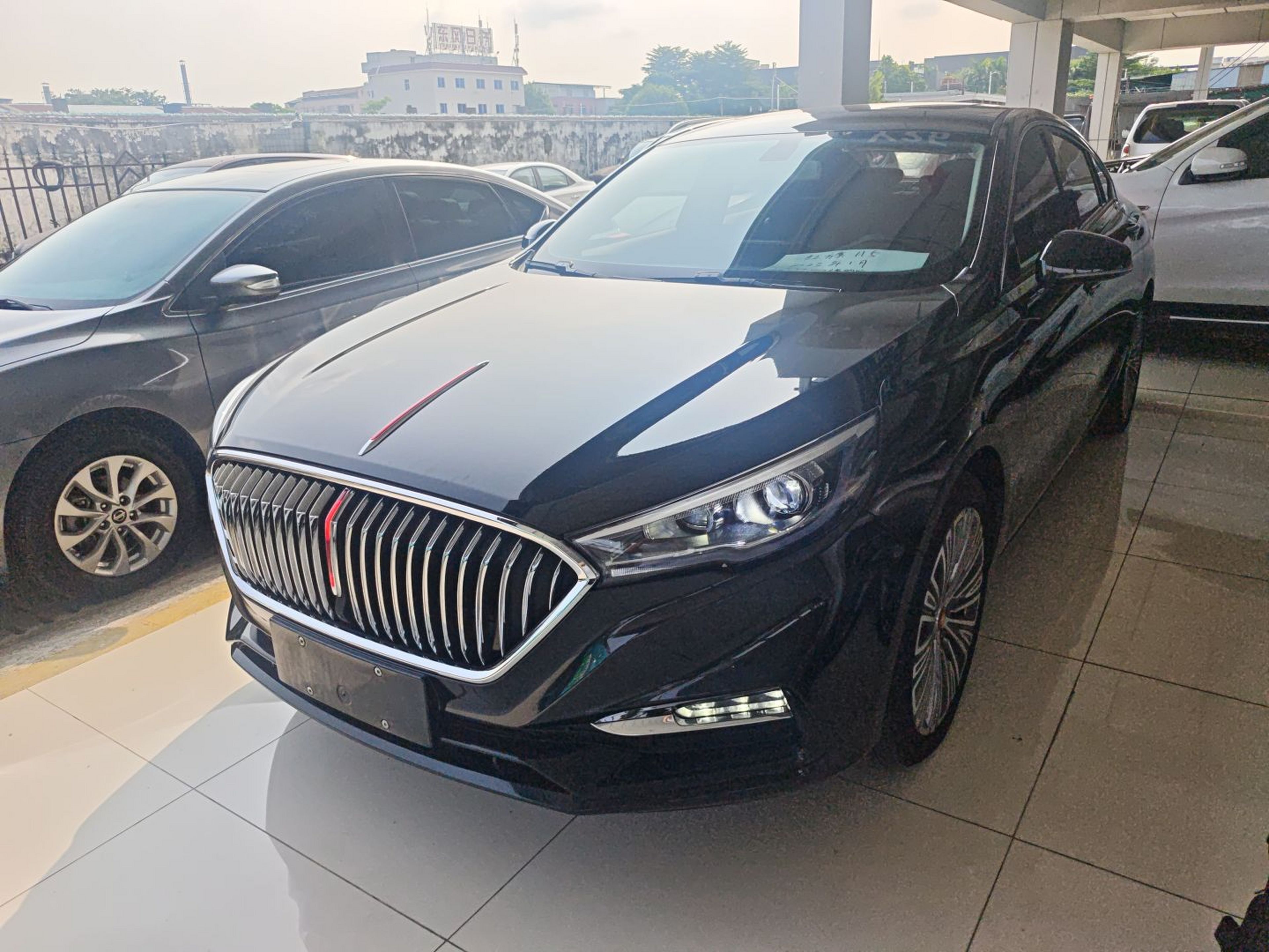 تحت مقدمة السيارة