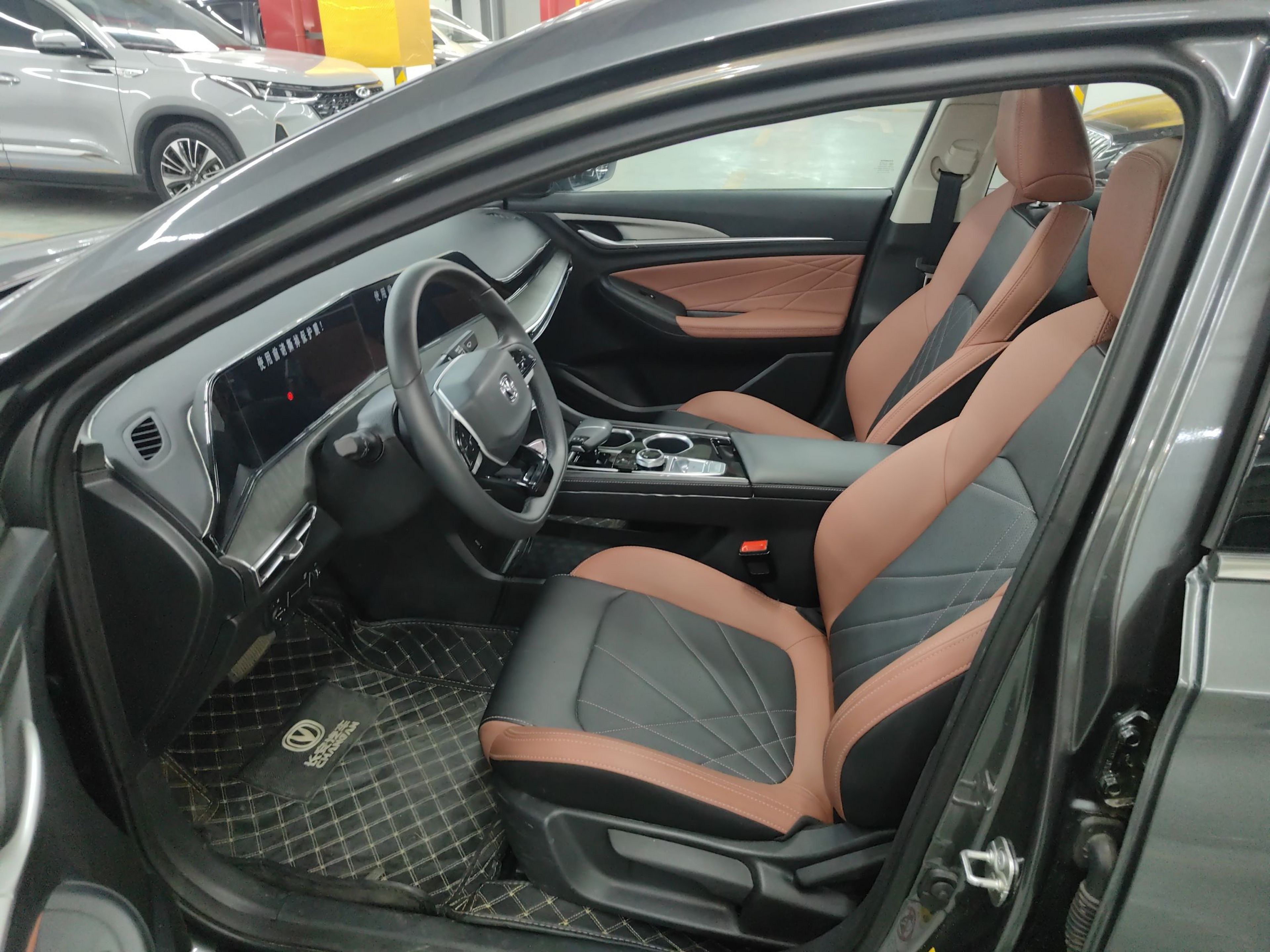 Переднее сиденье в автомобиле