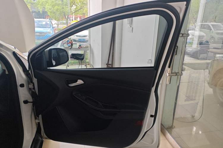 Used Ford Focus 2017 Hatchback 1.6L Automatic Fashion Edition Smart Drive Version
