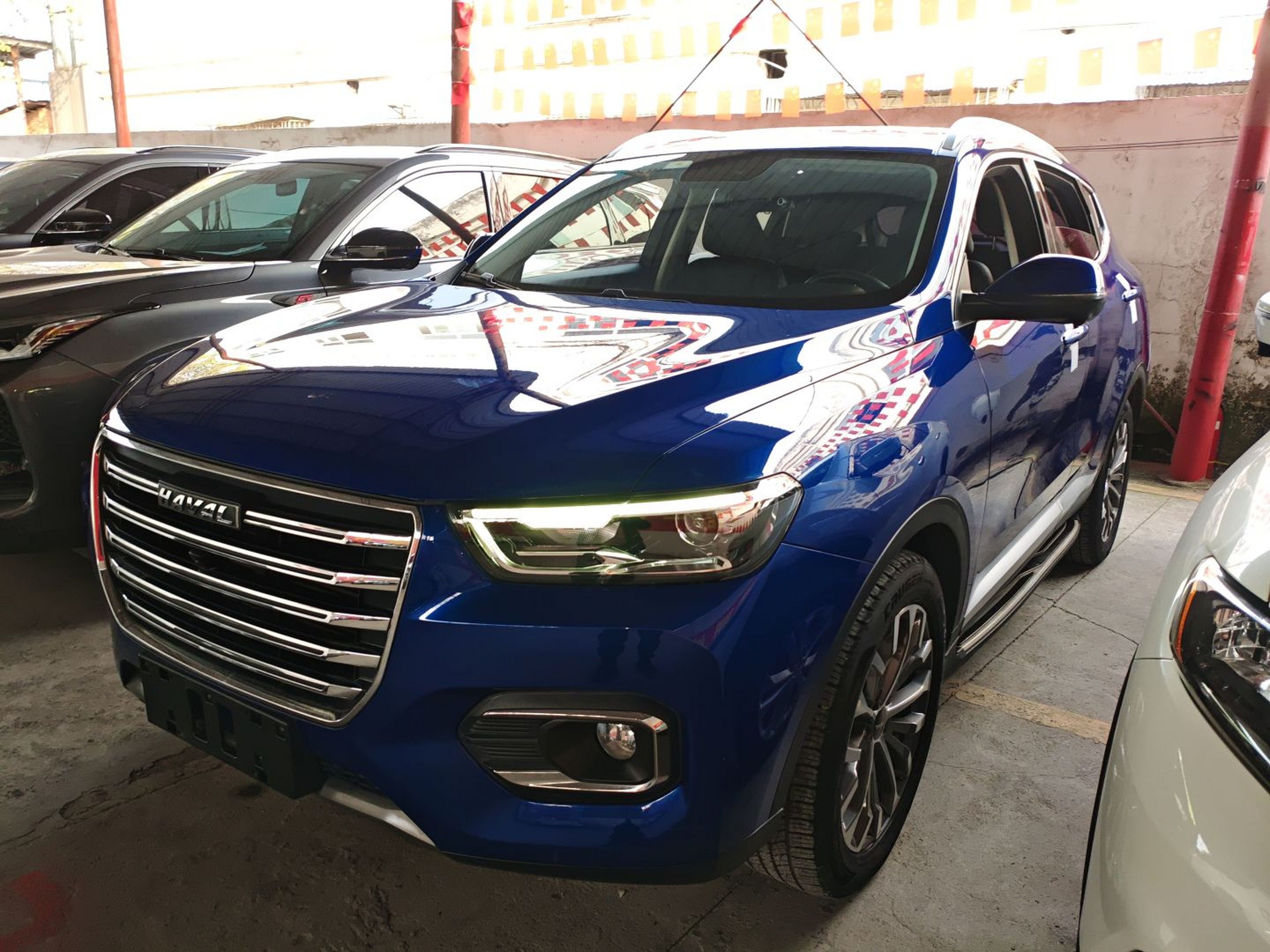 تحت مقدمة السيارة