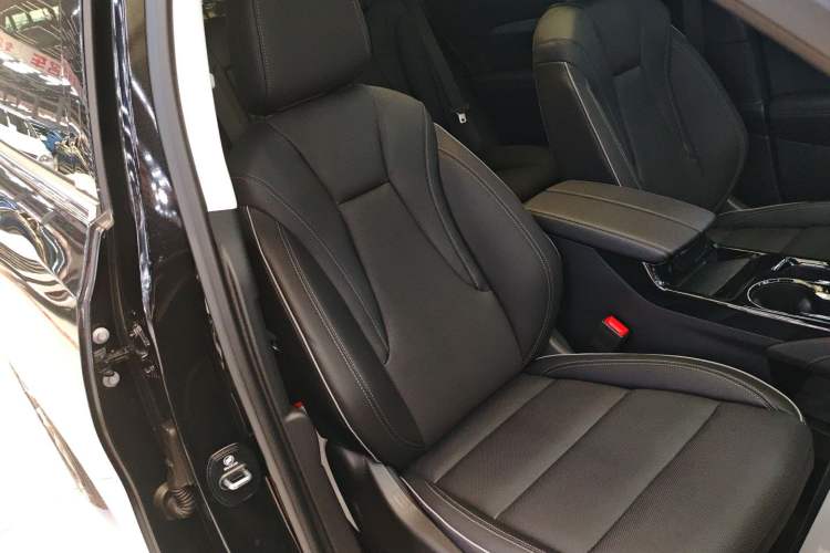 Used Buick Envision 2025 Encore Plus 28T Two-Wheel-Drive Platinum Edition