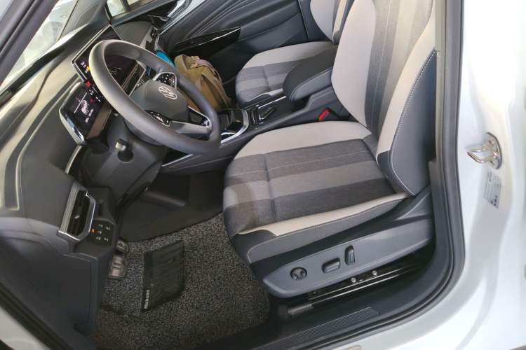 Used Volkswagen ID.4 CROZZ 2021 Standard Range PURE Two-Wheel Drive Version
