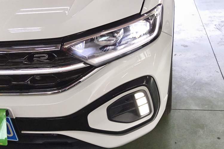 Used Volkswagen T-ROC 2025 Facelifted 300TSI DSG Two-Wheel-Drive Chen Guang Edition
