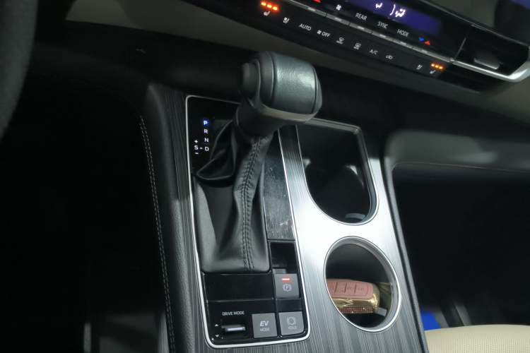 Used Toyota Sienna 2023 2.5L Hybrid Deluxe Edition