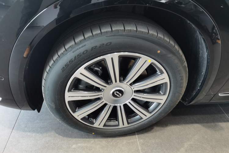 Used Hima AITO M8 2025 Model Pure Electric Ultra Six-Seat Four-Wheel-Drive Version
