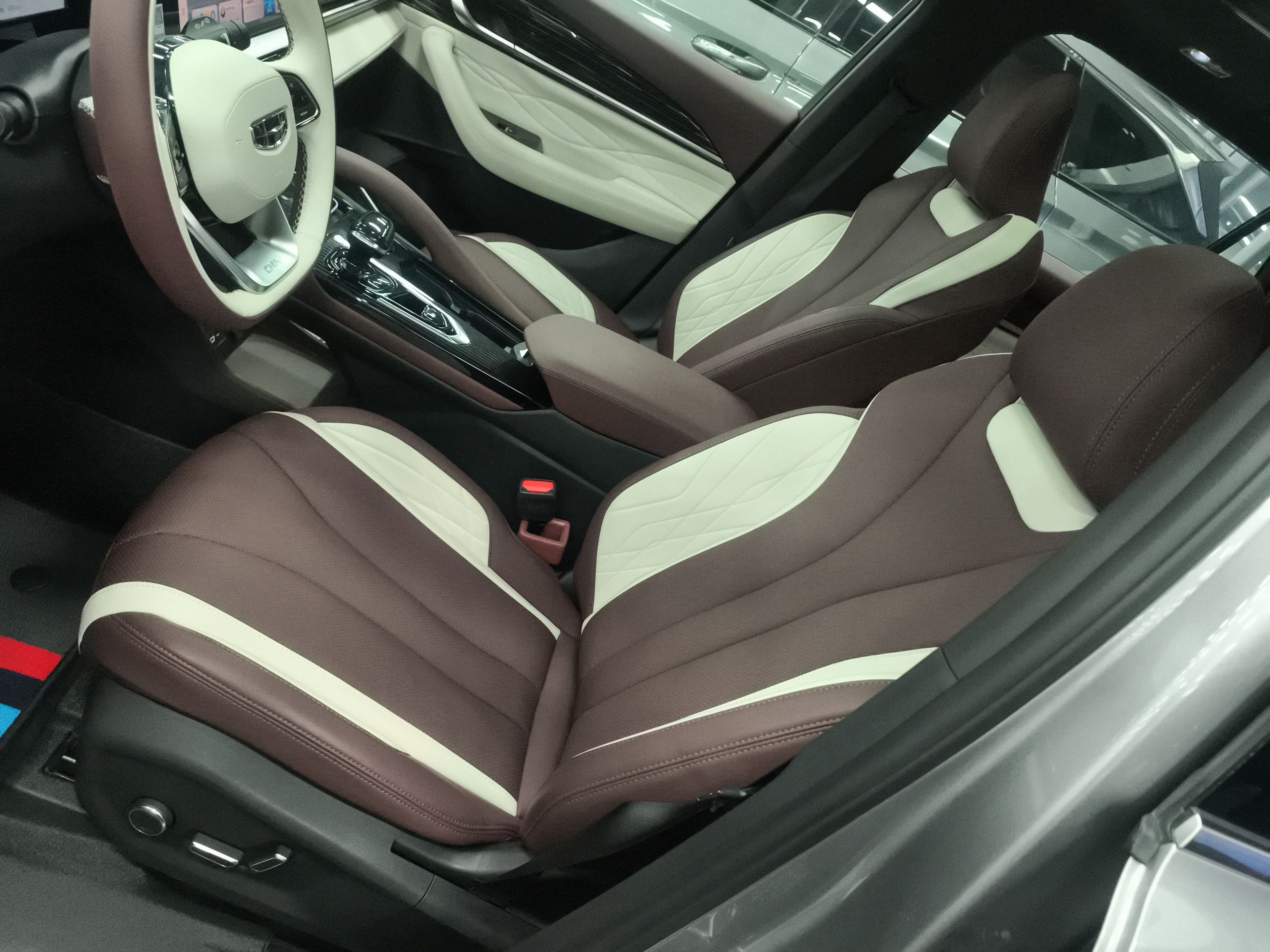 Переднее сиденье в автомобиле