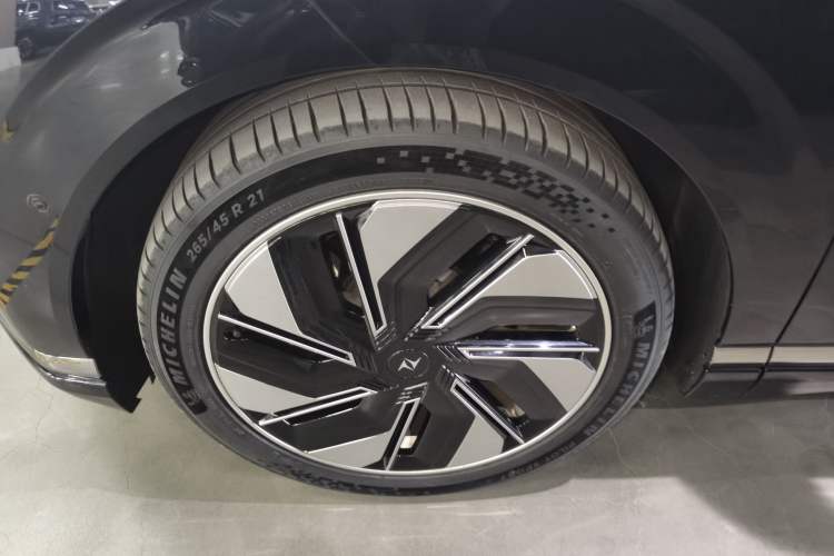 Used  eπ008 2025 210 Ultra Range-Extended Version 5 Seats