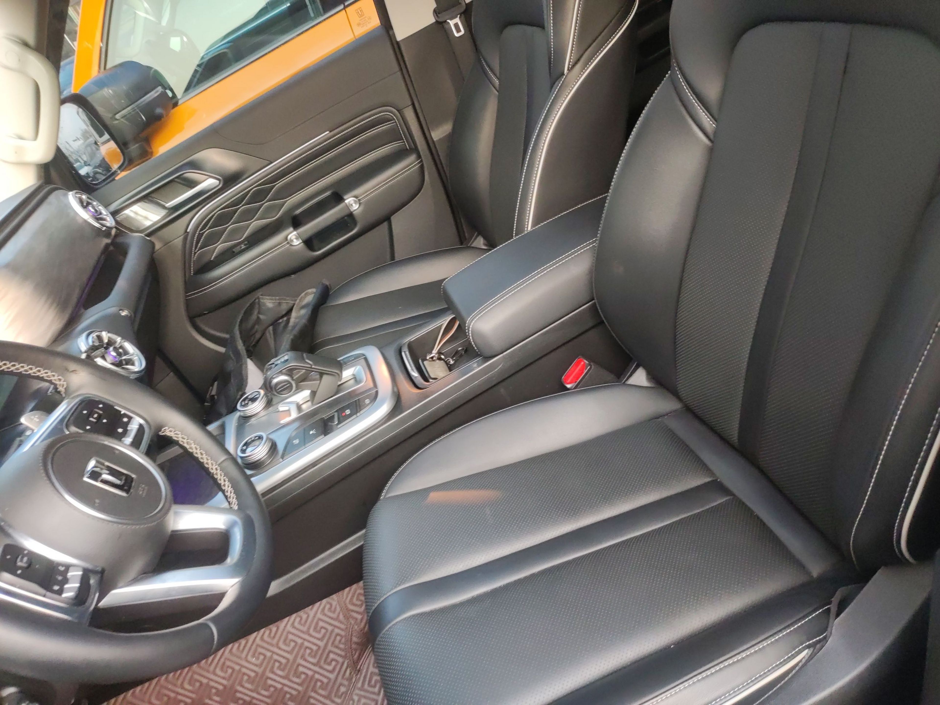 المقاعد الأمامية داخل السيارة