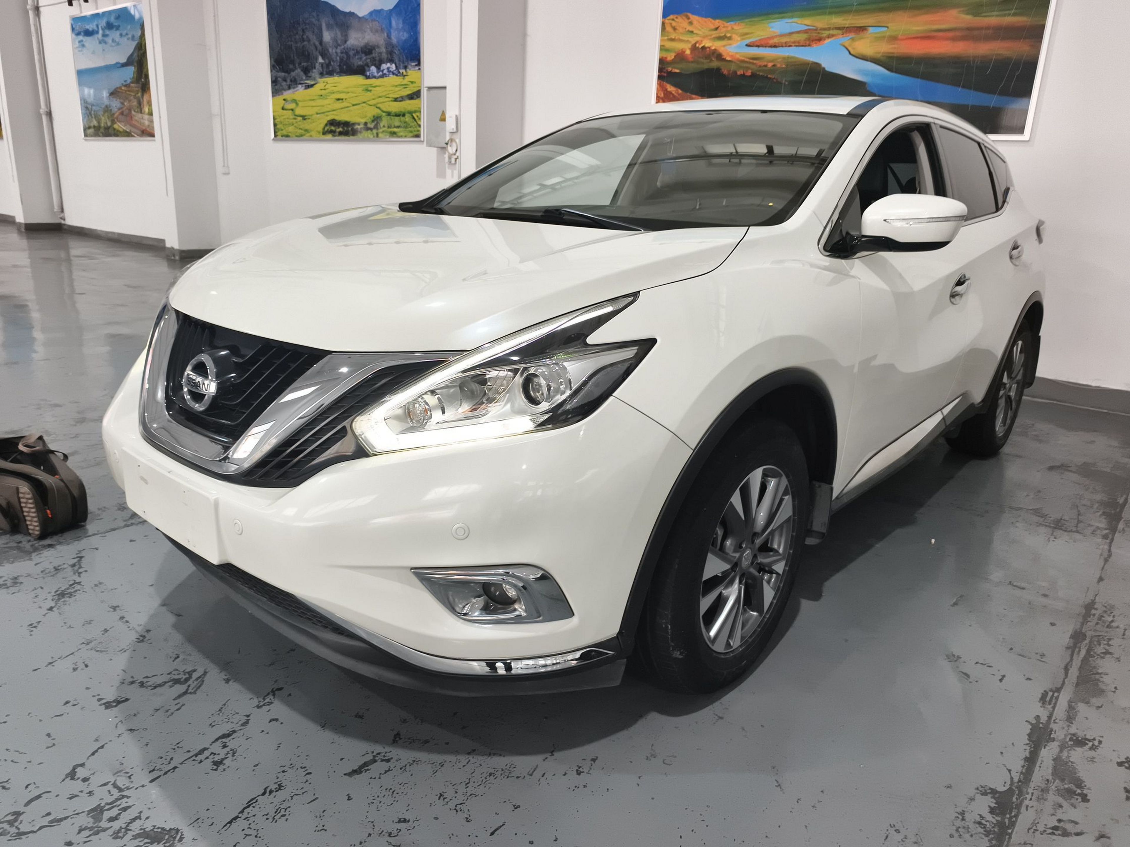 تحت مقدمة السيارة