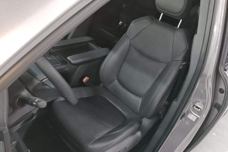 Used Toyota Sienna 2023 2.5L Hybrid Deluxe Edition