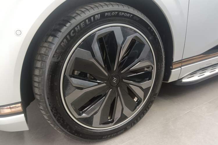 Used  eπ008 2025 210 Ultra Range-Extended Version 5 Seats