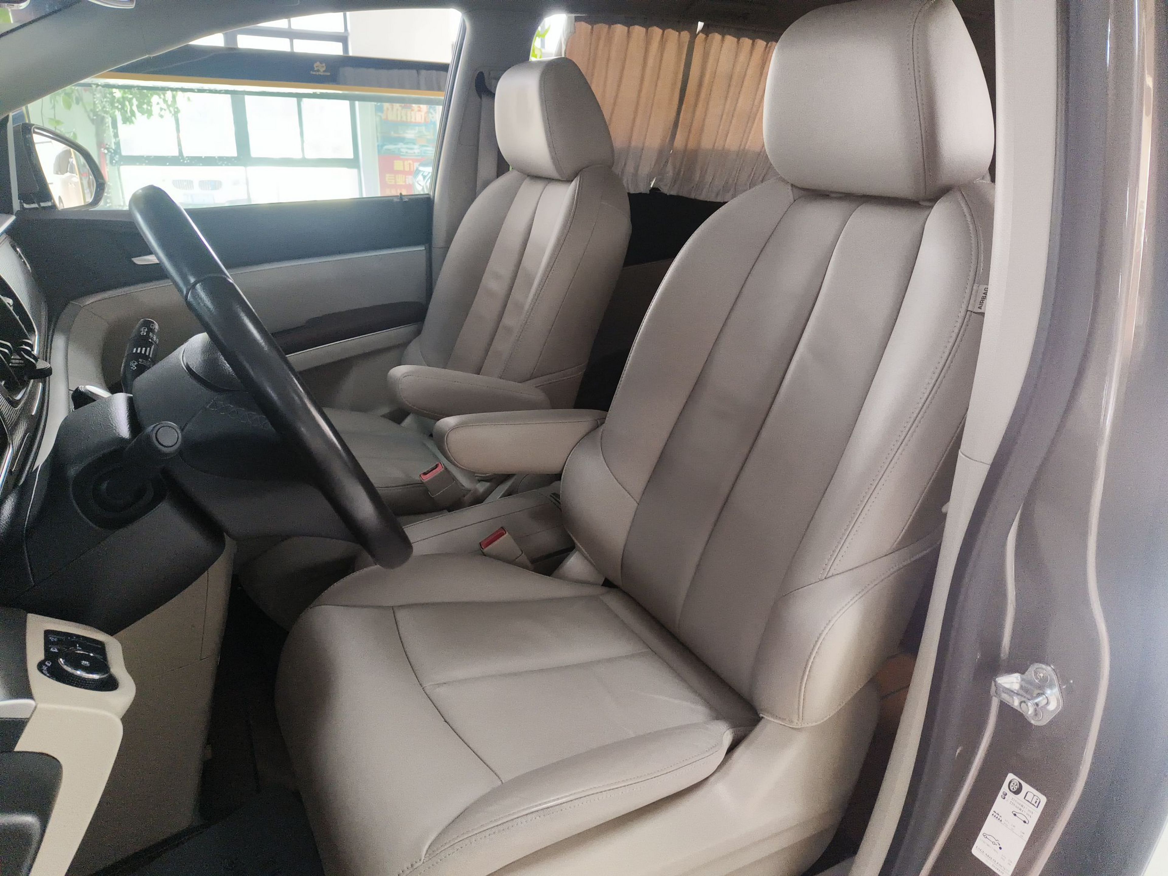 Переднее сиденье в автомобиле