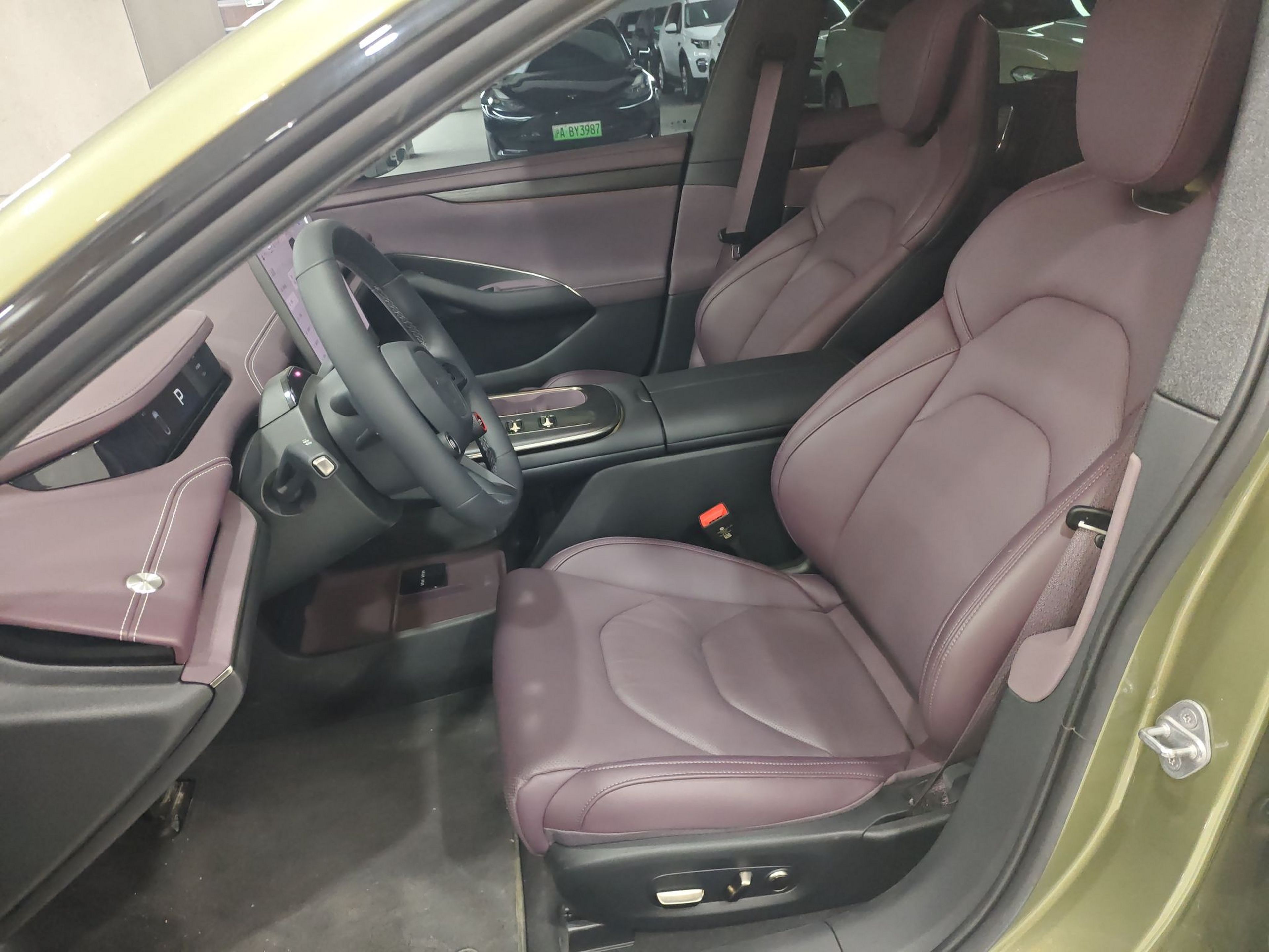 المقاعد الأمامية داخل السيارة