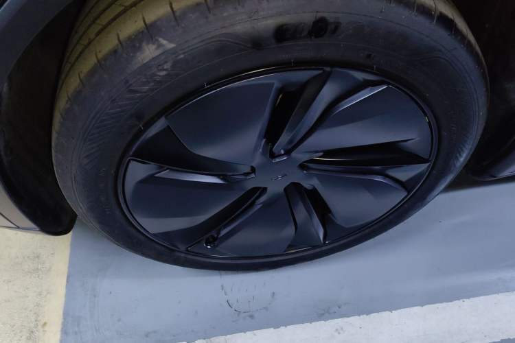 Used Tesla Model Y 2023 Long-Range All-Wheel-Drive Version