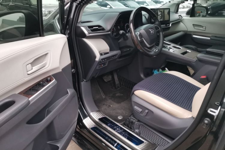 Used Toyota Sienna 2023 2.5L Hybrid Comfort Edition
