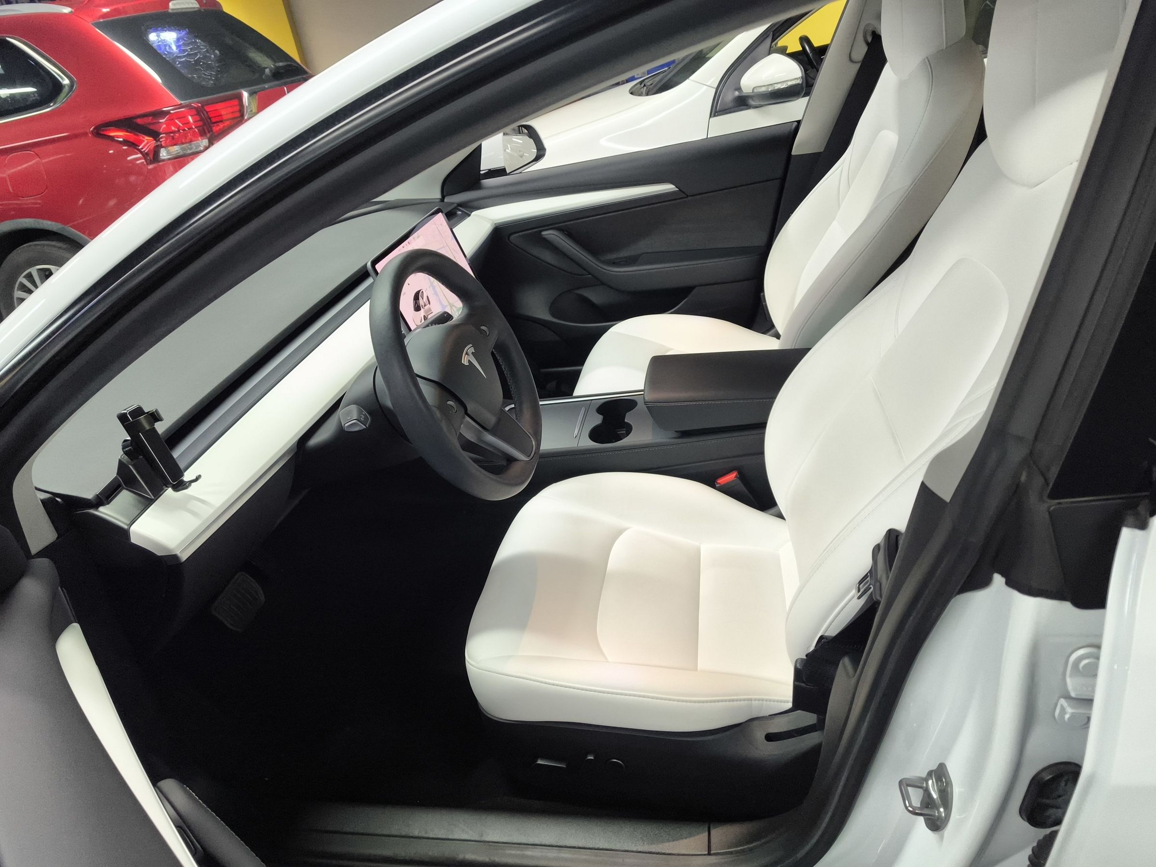 المقاعد الأمامية داخل السيارة