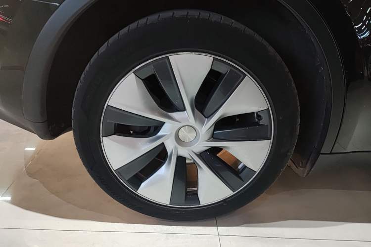 Used Tesla Model Y 2021 Long-Range All-Wheel-Drive Version 3D7
