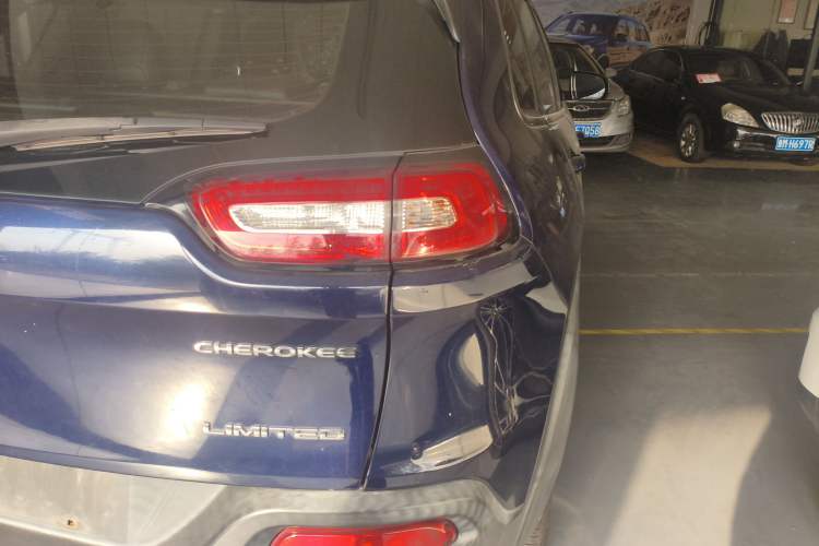 Used  Cherokee 2017 2.4L Leading Smart Edition
