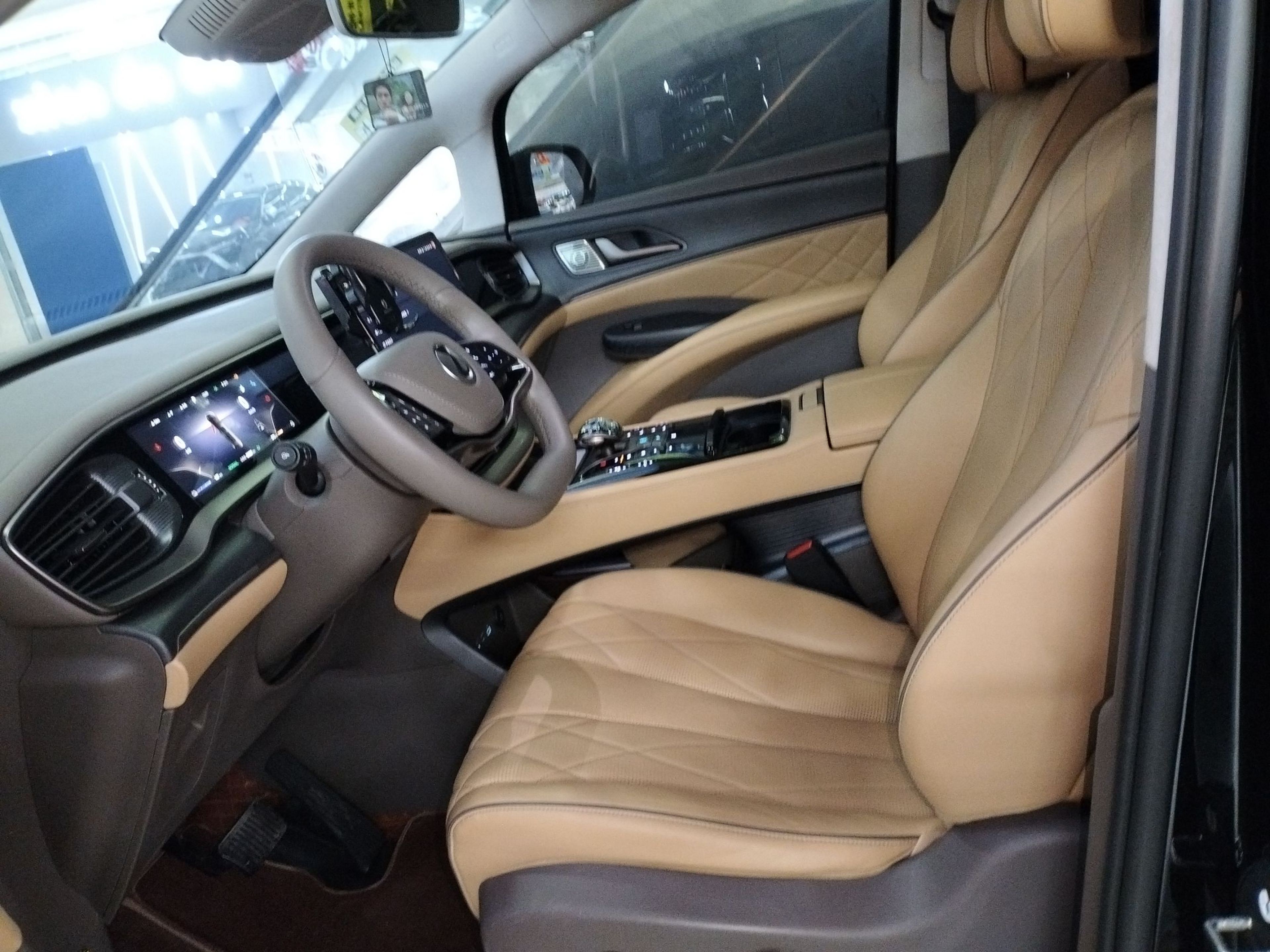 Переднее сиденье в автомобиле