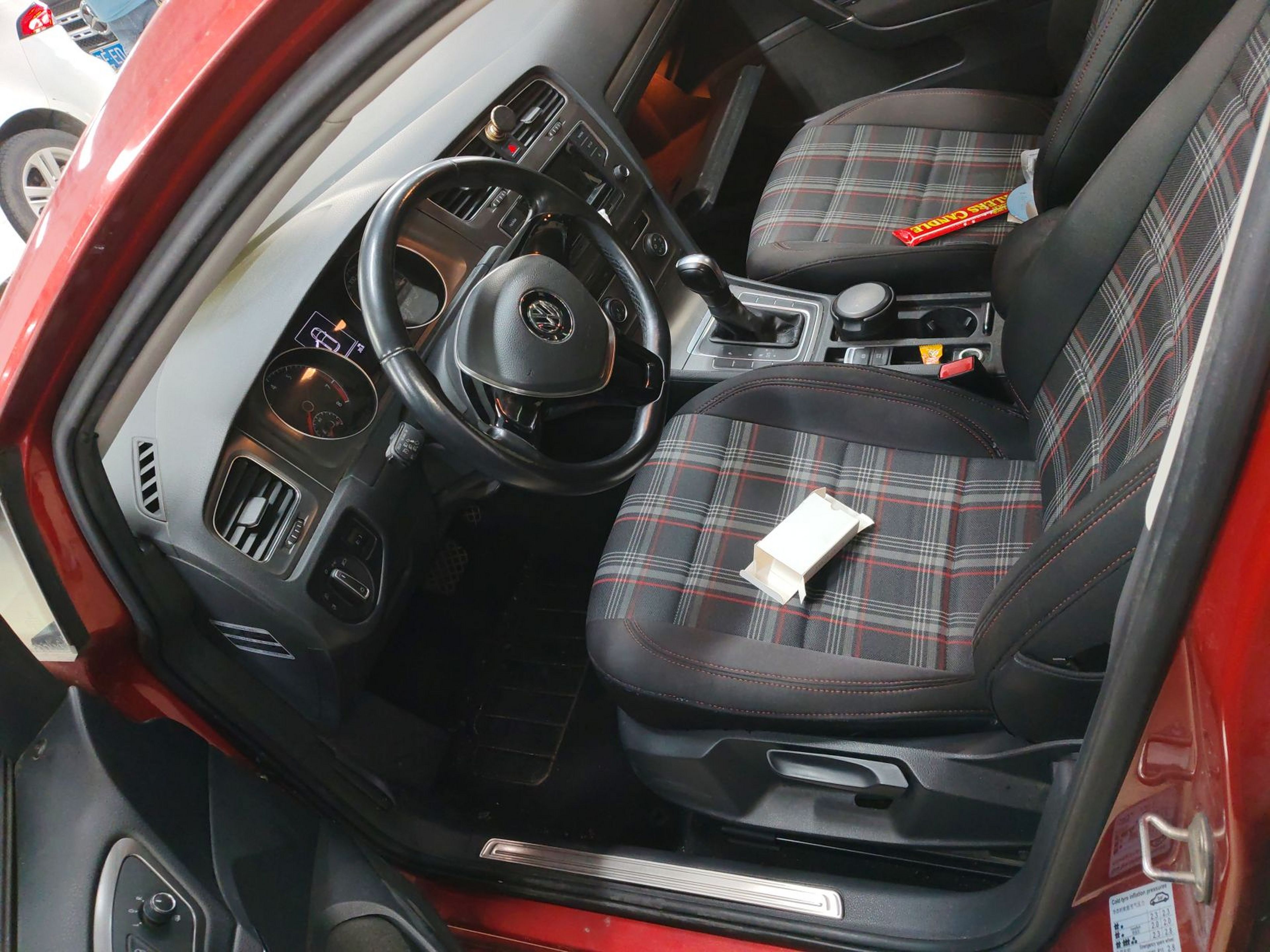 Переднее сиденье в автомобиле