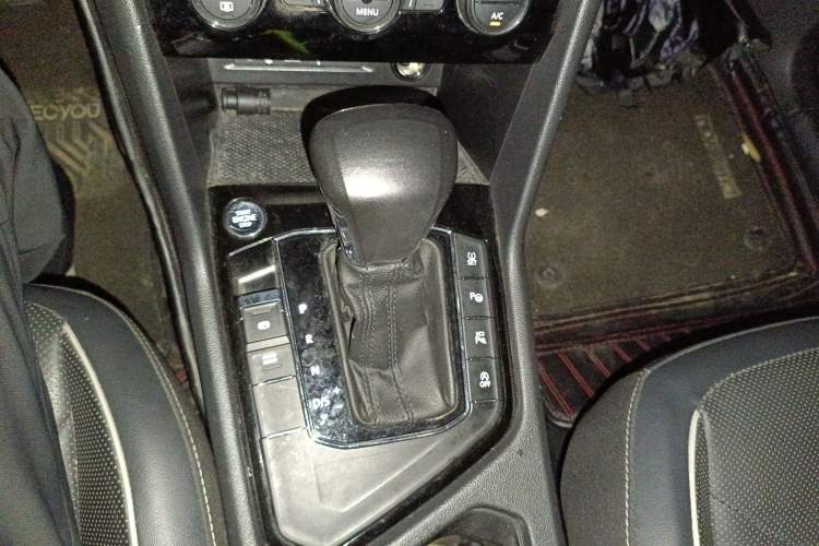 Used Volkswagen Tiguan L 2019 Revised 330TSI Automatic Two-Wheel Drive R-Line Flagship Edition China V Emission Standard
