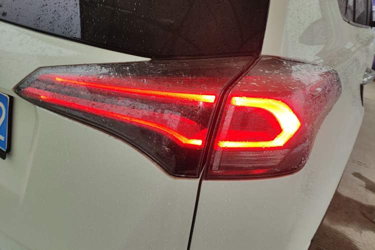 Used Toyota RAV4 2016 2.0L CVT Two-Wheel Drive Fashion Edition China V Standard
