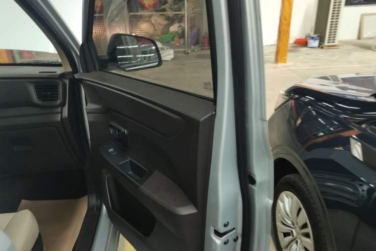 Used Wuling Hongguang V 2022 1.5L Jingqu Edition Enclosed-Window Vehicle with Hydraulic Power Steering LAR
