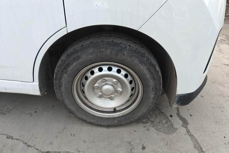 Used Wuling Yangguang 2024 300KM Comfort Version Passenger Van 75kW
