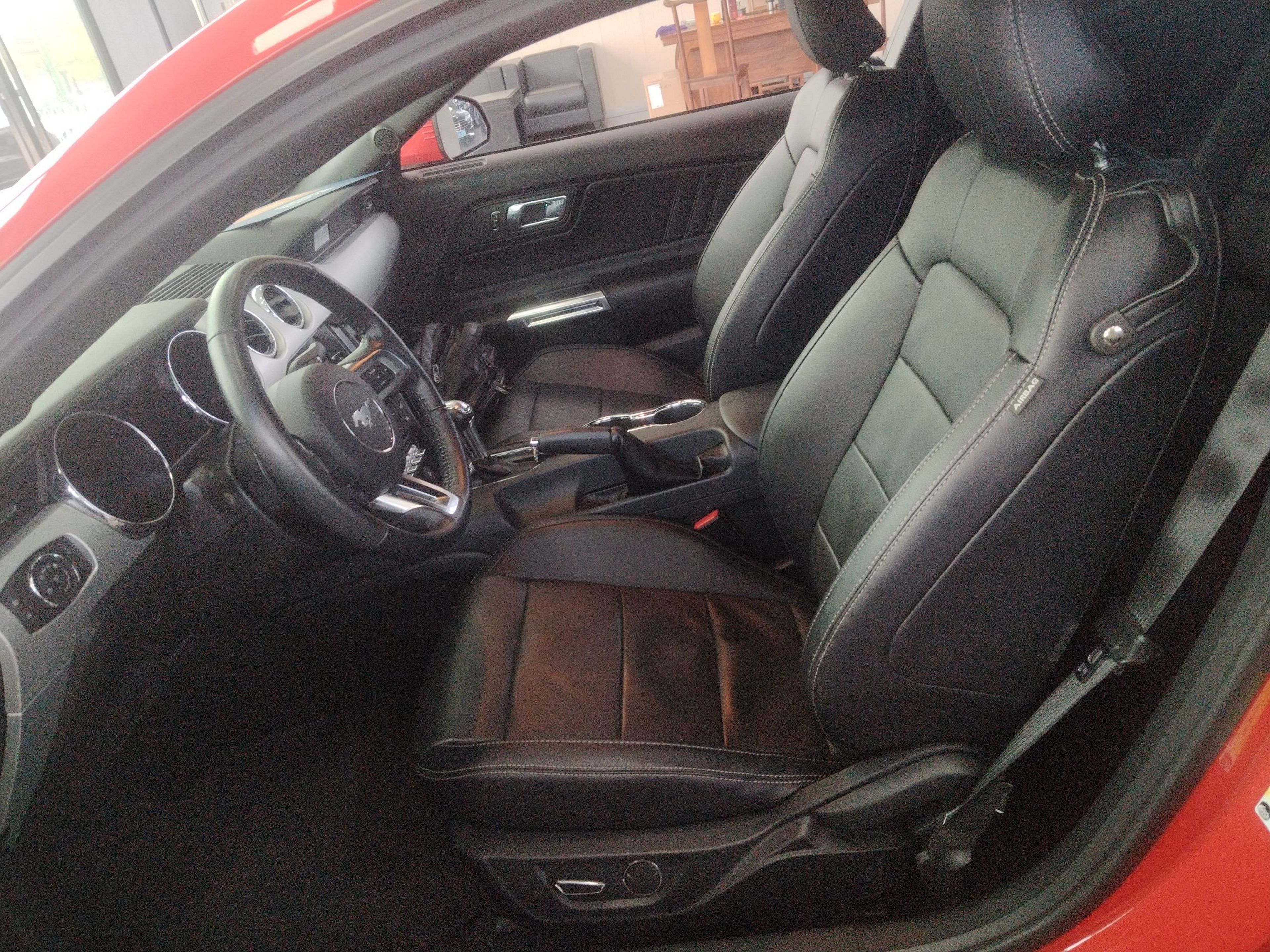 Переднее сиденье в автомобиле