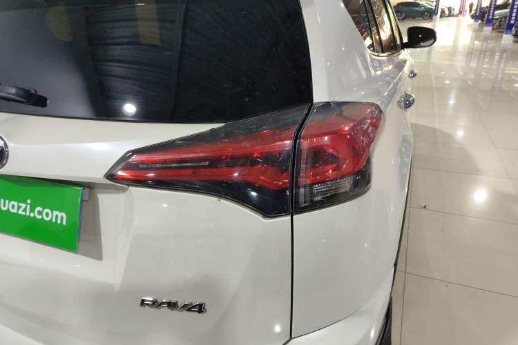 Used Toyota RAV4 2016 2.0L CVT Two-Wheel Drive Fashion Edition China V Standard
