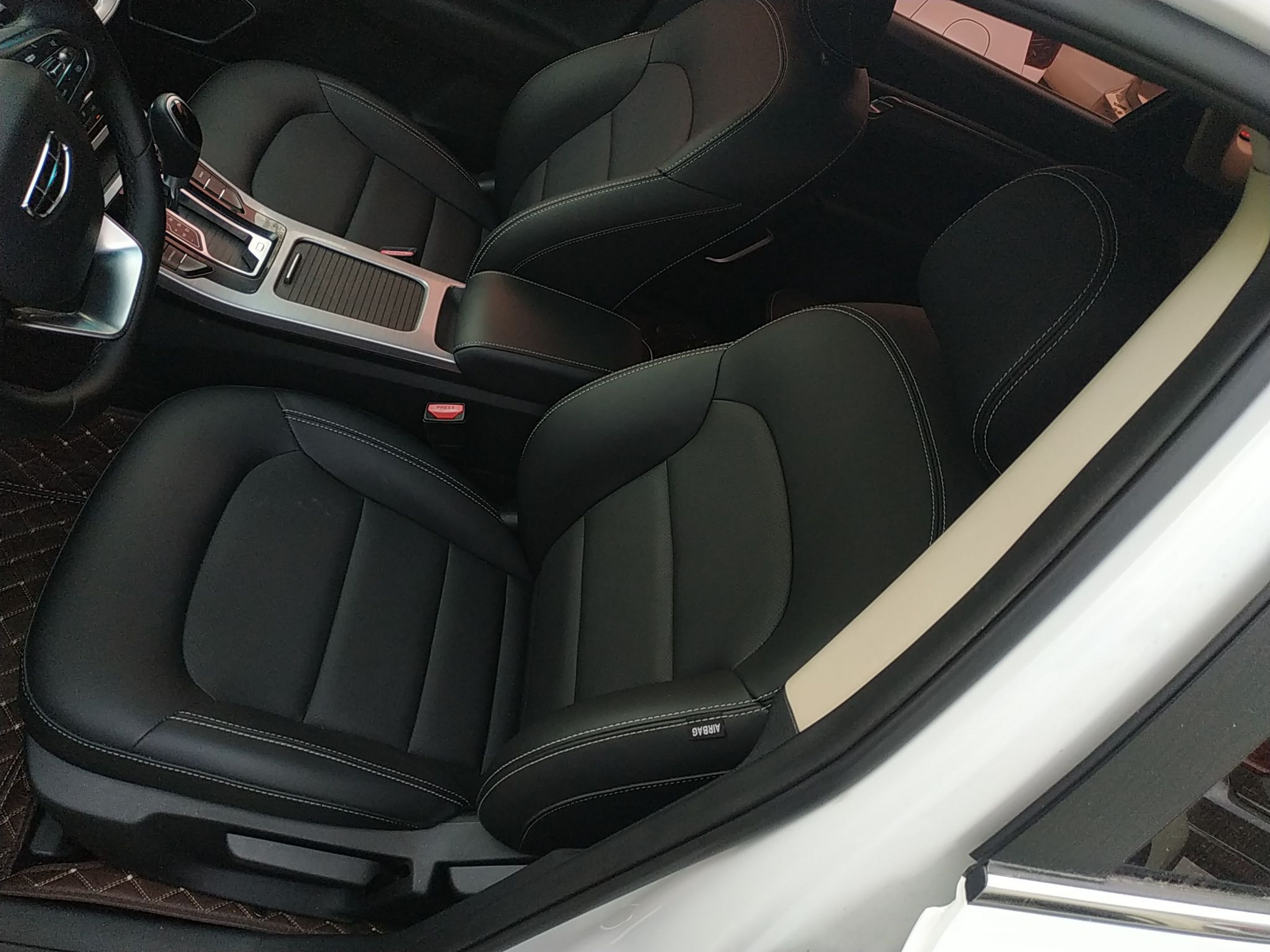 المقاعد الأمامية داخل السيارة