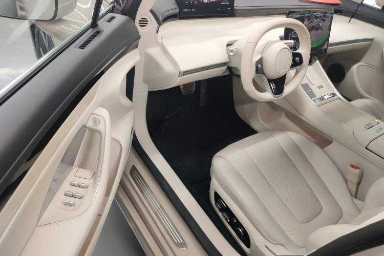 Used Hima Luxeed S7 2025 855 km Max
