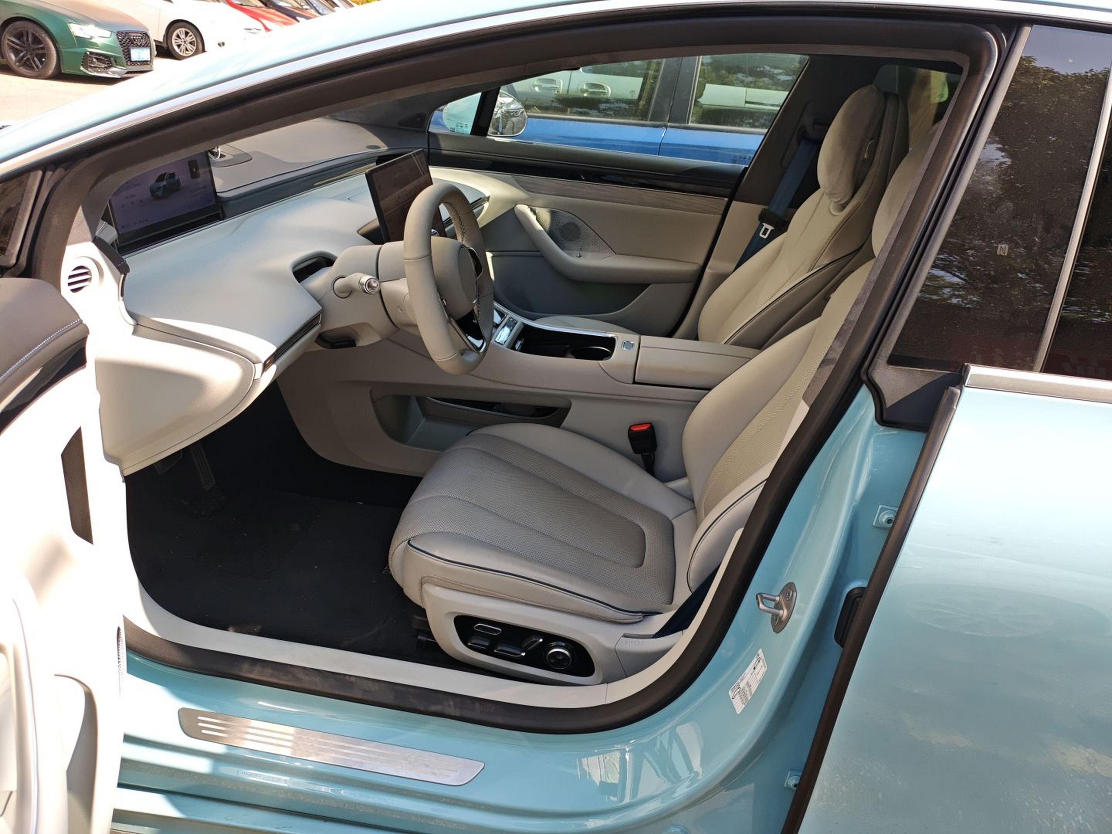 المقاعد الأمامية داخل السيارة