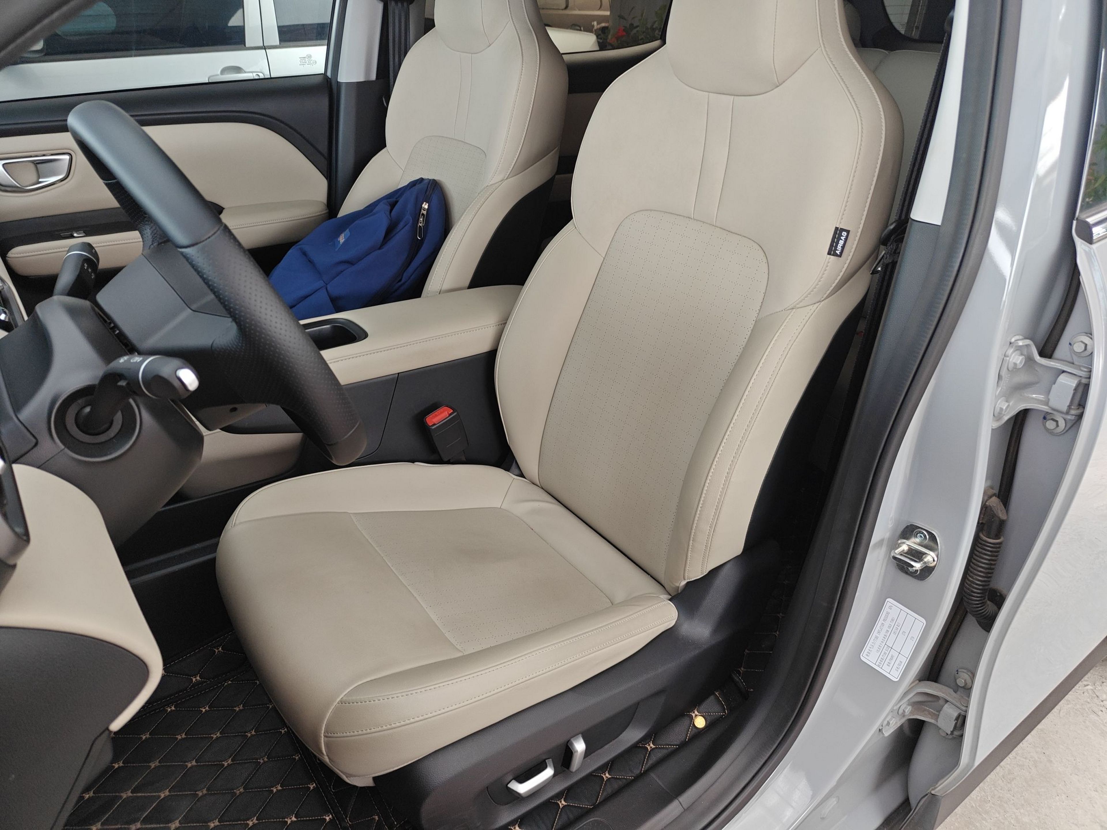 Переднее сиденье в автомобиле