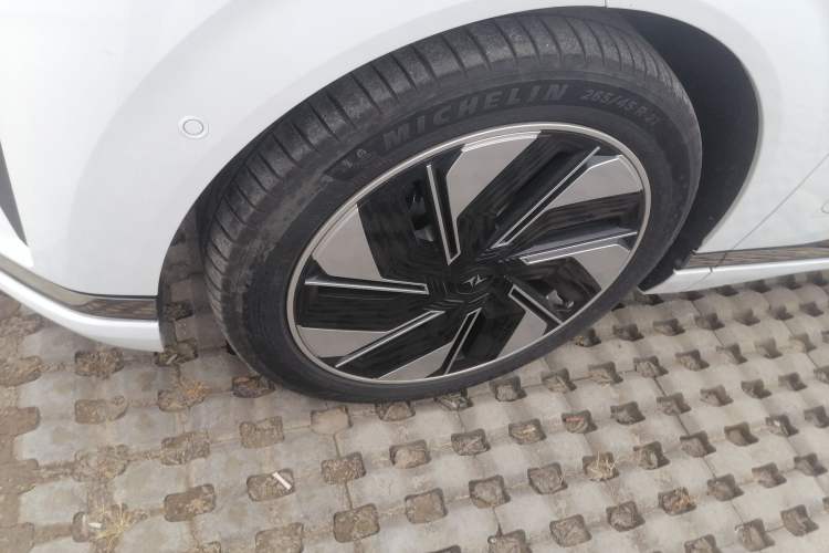 Used  eπ008 2025 210Max Range-Extended Version 5 Seats