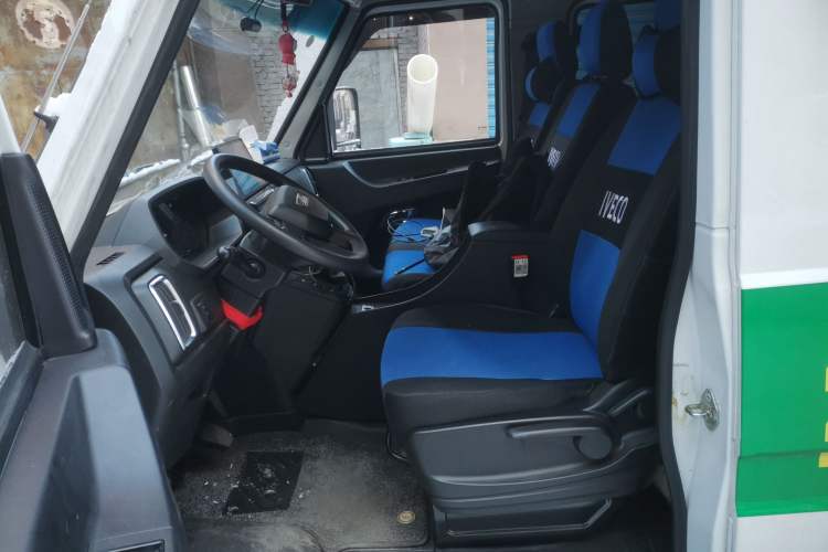 Used Iveco Daily 2023 2.5T A35M1 Multi-Purpose Passenger Vehicle Short Wheelbase Mid-Roof Design Dual Side Sliding Doors Automatic Transmission
